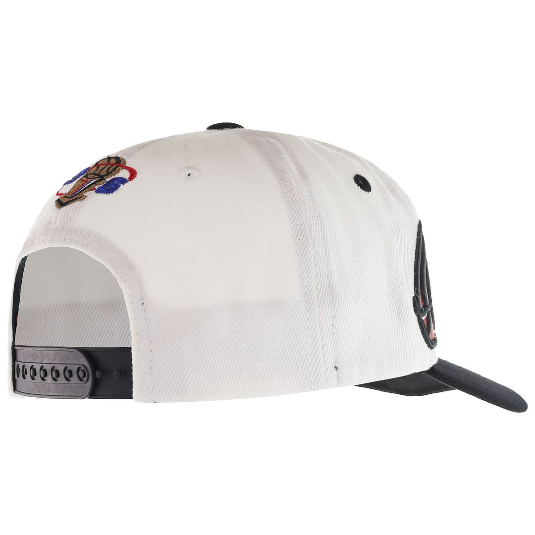 Mitchell & Ness 96 Chicago Bulls Champions Wave Mens White Cap